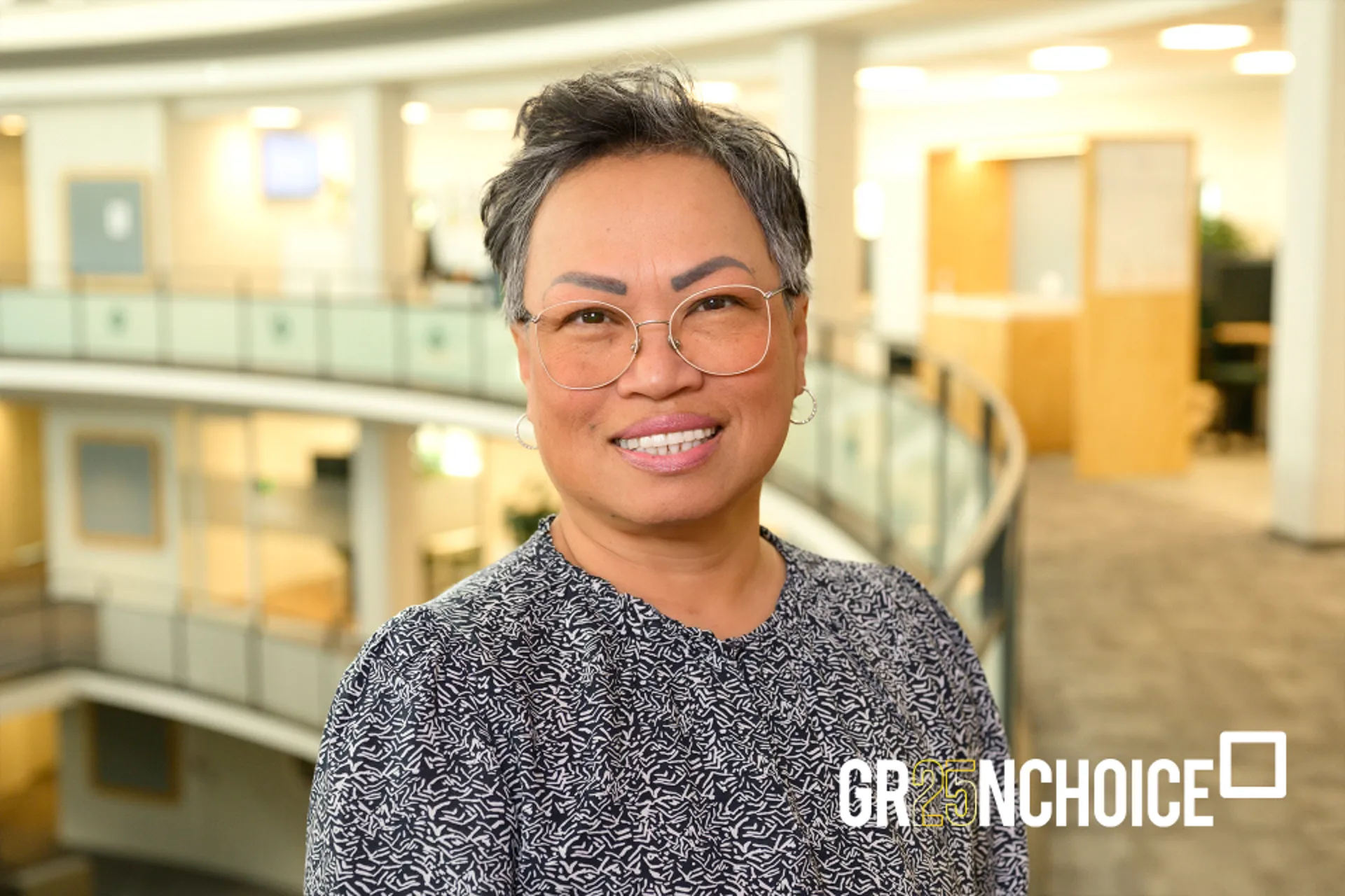 Evy die glimlachend poseert in een kantooromgeving