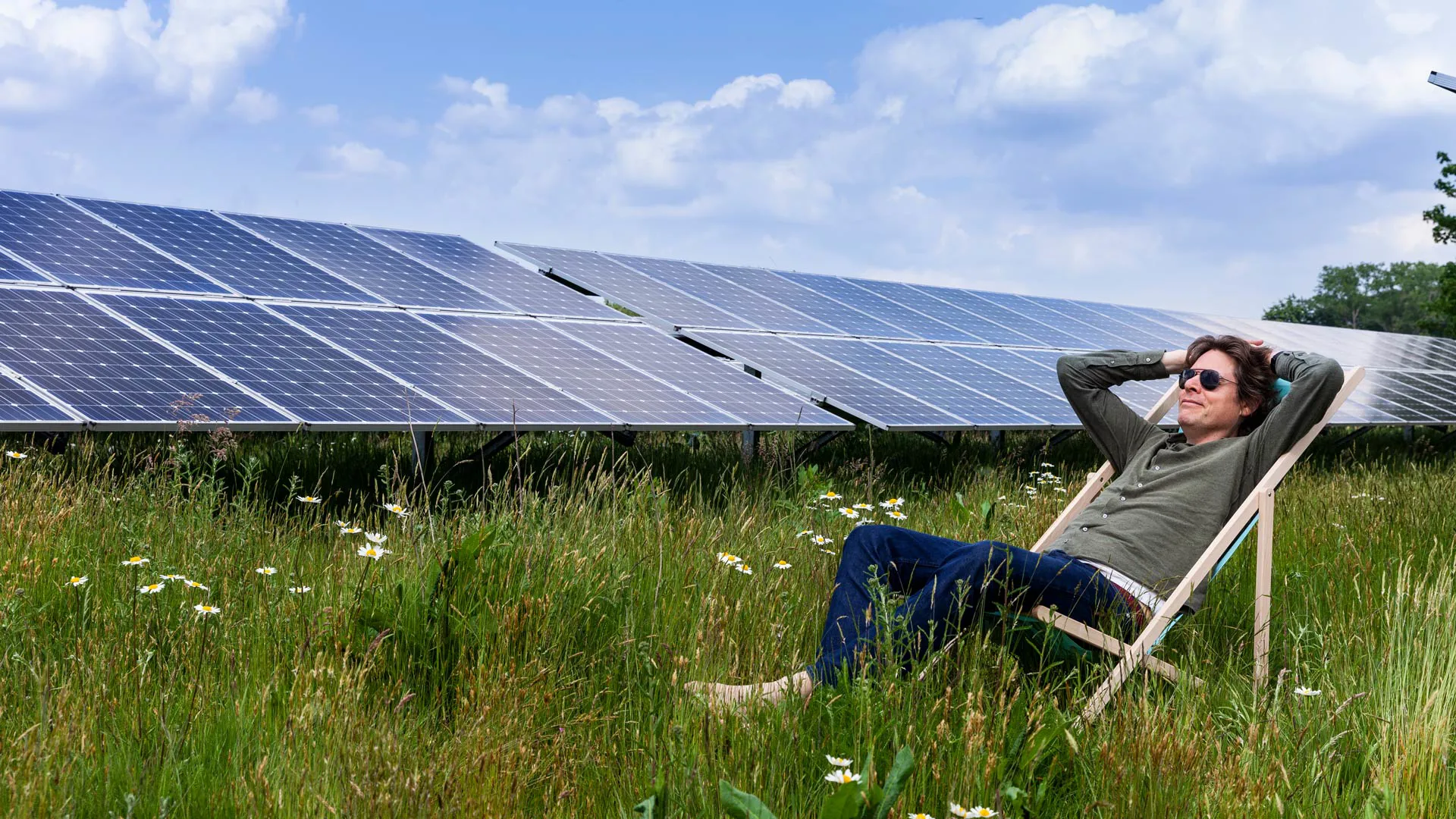 Relaxen bij een zonneveld