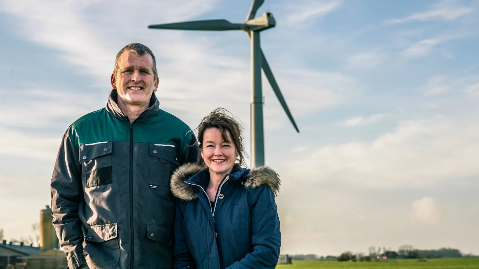 Windmolen Man en vrouw voor een windmolen