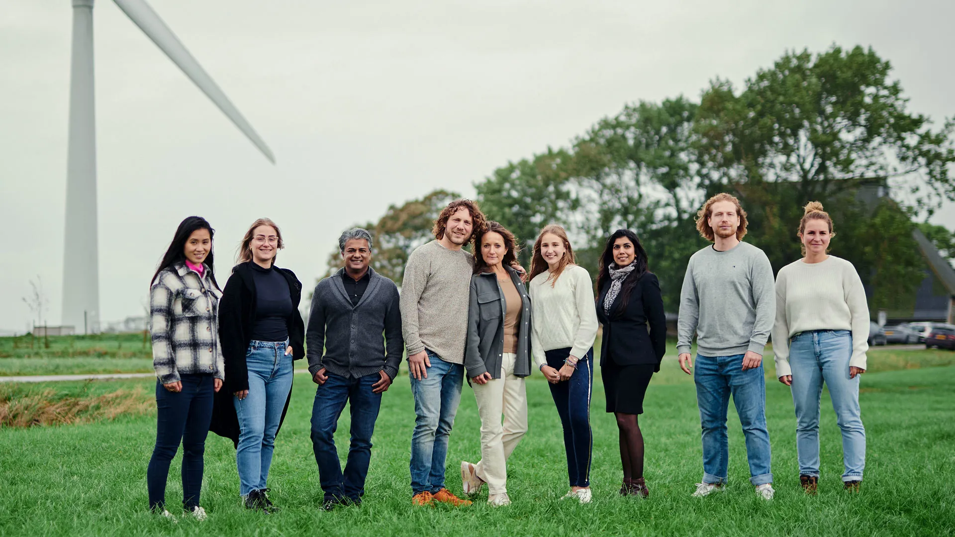 Energiecoöperatie Groep mensen op een rij voor een windpark
