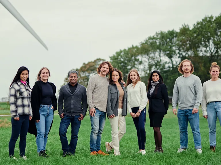 Energiecoöperatie Groep mensen op een rij voor een windpark