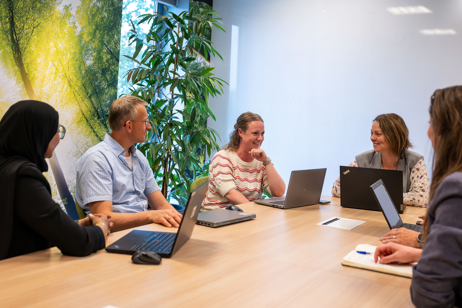 Teamleden in overleg tijdens een vergadering, betrokken met elkaar