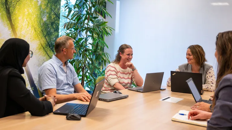 Teamleden in overleg tijdens een vergadering, betrokken met elkaar