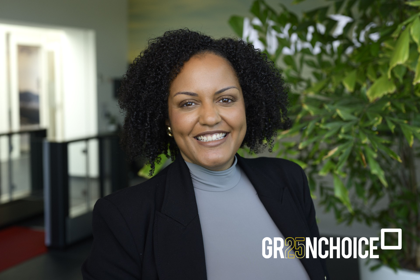 Elizangela die glimlachend poseert in een kantooromgeving