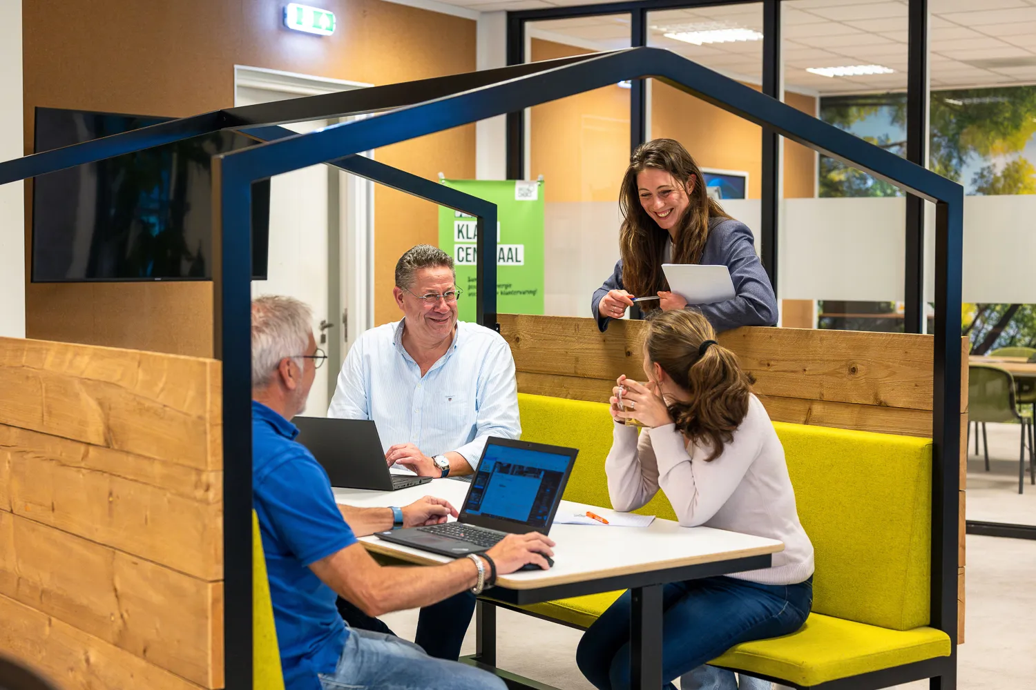 Collega's in overleg, ontspannen sfeer in een modern meetinghuisje