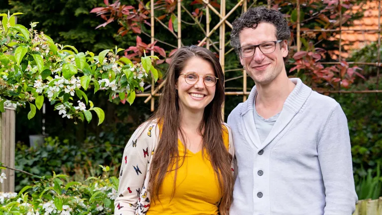 Groen doen Een stel in hun groene tuin