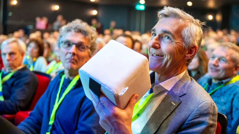 Man heeft stoffen kubus vast tijdens HIER Opgewekt 2024
