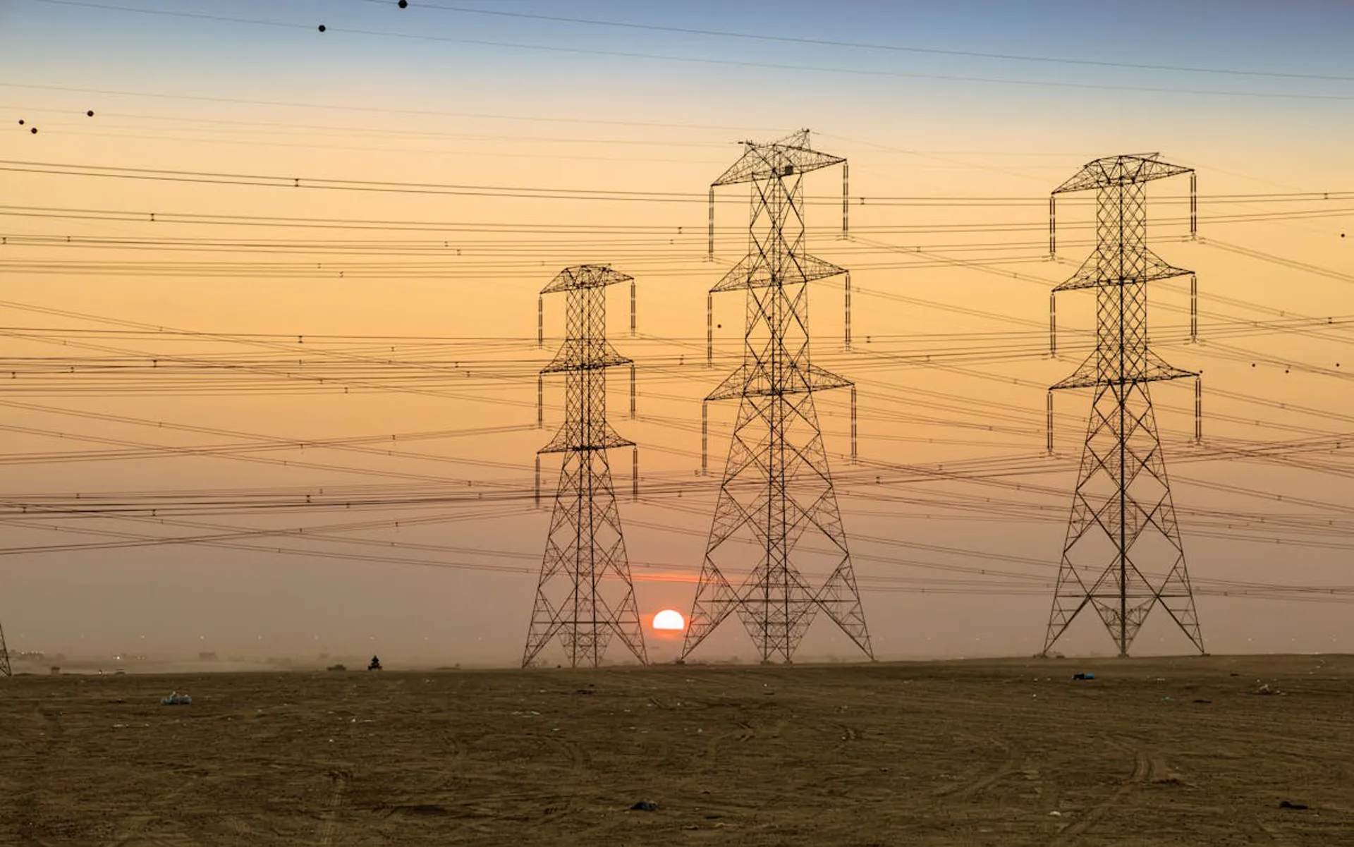 Hoogspanningskabels_in_veld_ondergaande_zon