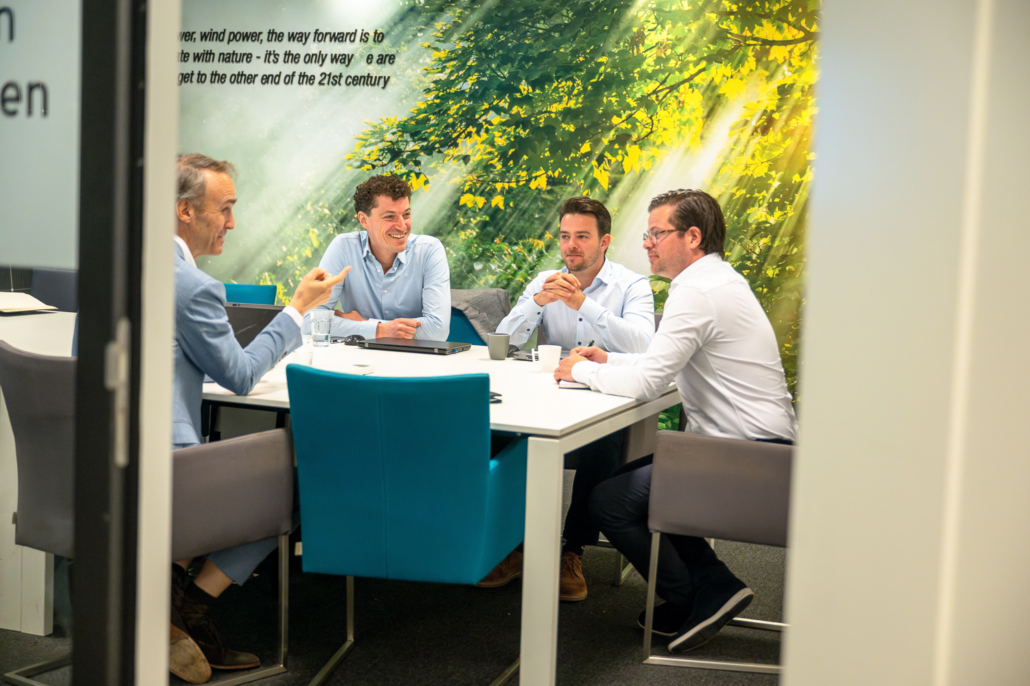 Collega's in een actieve vergadering, in gesprek en aandachtig luisterend naar elkaar