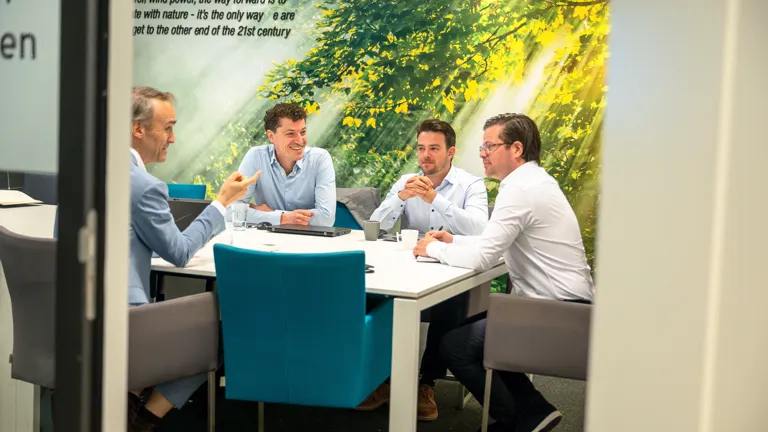 Collega's in een actieve vergadering, in gesprek en aandachtig luisterend naar elkaar