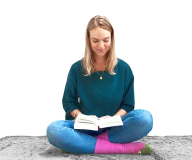 Boek Vrouw leest een boek op een kleed